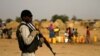 Un soldat nigérien monte la garde dans un camp de la ville de Diffa à la suite des attaques des combattants de Boko Haram dans la région de Diffa, Niger, le 18 juin 2016.