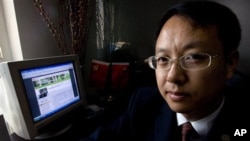 中國律師劉曉原在他的辦公室裡，旁邊的電腦顯示他的文章。（資料圖片）