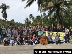 Aliansi Selamatkan Hutan Batang Toru saat melakukan aksi kampanye penyelamatan ekosistem Batang Toru dan Orangutan Tapanuli di Desa Panobasan, Kecamatan Angkola Barat, Kabupaten Tapanuli Selatan, Kamis (22/2). (Foto: VOA/Anugrah Andriansyah)
