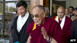 Ðức Ðạt Lai Lạt Ma được Thủ tướng của chính phủ lưu vong Tây Tạng Lobsang Sangay đón tiếp khi Ngài tới phi trường Kangra ở Ấn Ðộ, ngày 13/11/2011