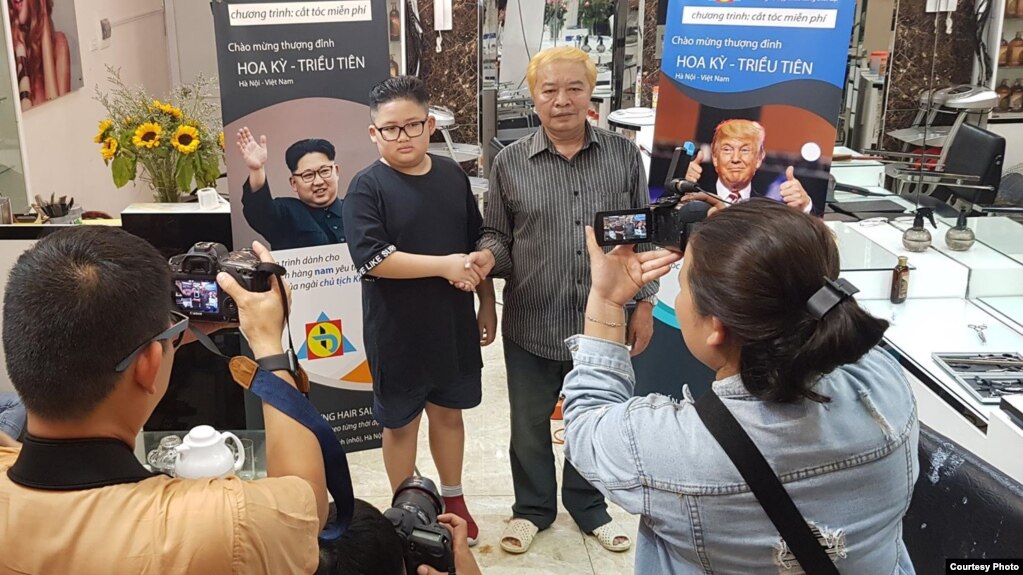 Hai khách hàng cắt tóc miễn phí kiểu đầu Kim Jong Un và Donald Trump tại tiệm Tuấn Dương Hair Salon ở Hà Nội.