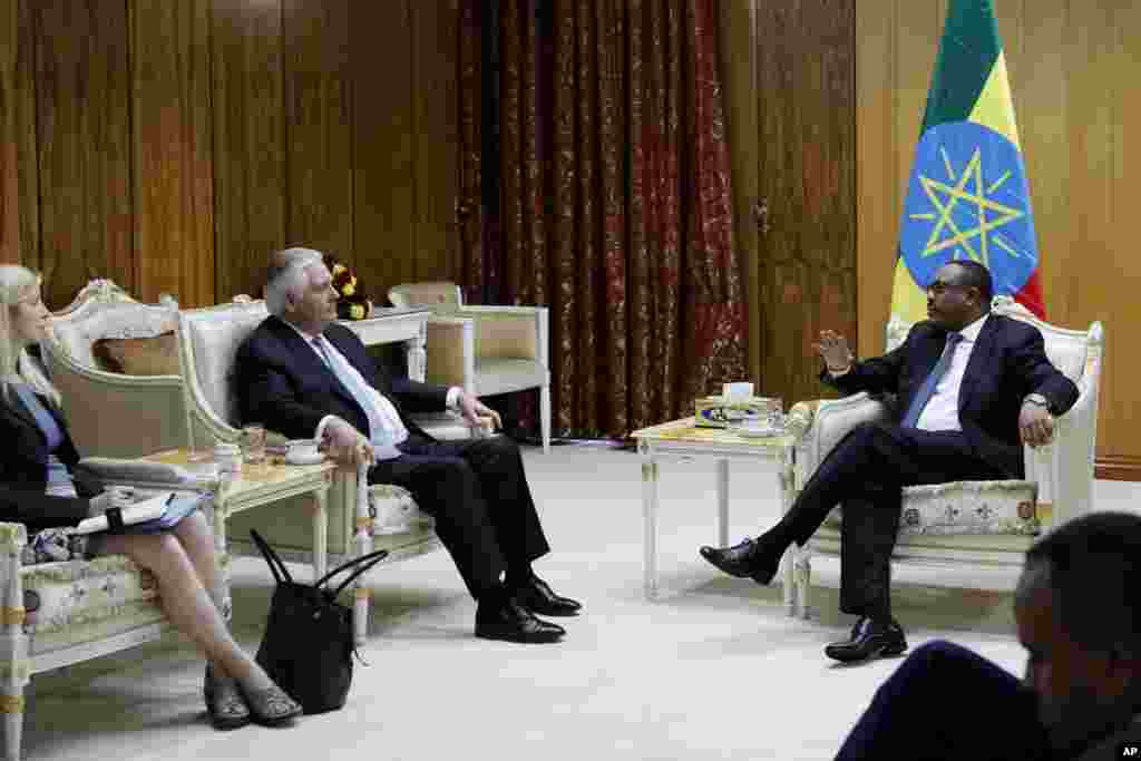 Waziri wa mambo ya nchi za nje wa Marekani Rex Tillerson, (katikati) akiwa na mkuu wake wa utawala Margaret Peterlin (Kushoto), akikutana na Waziri Mkuu wa ethopia Hailemariam Desalegn mjini Addis Ababa, Ethiopia, March 8, 2018.