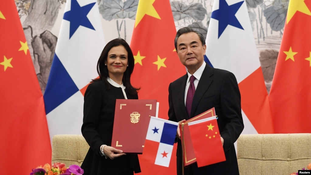 中国外长王毅（右）和巴拿马副总统兼外交部长伊莎贝尔·德圣马洛在北京签署两国建立外交关系的联合公报。（2017年6月13日）