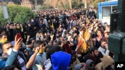 伊朗德大学生参加德黑兰大学校园内的抗议活动，与此同时防暴警察组织学生加入抗议活动。（2017年12月30日）
