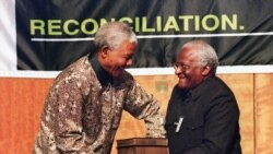 Dalam foto yang diambil pada 29 Oktober 1998 ini, tampak mantan presiden Afrika Selatan Nelson Mandela (kiri) menerima laporan final dari Komisi Rekonsiliasi dan Kebenaran yang diserahkan oleh Uskup Agung Desmond Tutu dalam sebuah acara di Pretoria. (Foto: AFP)