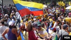 Opposition supporters march in Caracas against President Nicolas Maduro, Oct. 26, 2016. (A. Algarra/VOA)