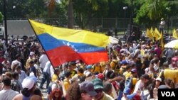 Pendukung oposisi berunjuk rasa menentang Presiden Nicolas Maduro, di Caracas, 26 Oktober 2016 (A. Algarra/VOA)