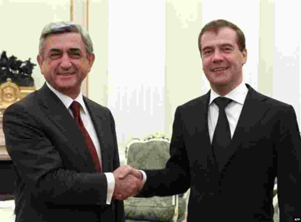 Russia's President Dmitry Medvedev, right, shakes hands with his Armenian counterpart Serge Sarkisian during their meeting at the Kremlin in Moscow, Wednesday, Nov. 17, 2010. (AP photo/RIA Novosti, Vladimir Rodionov, Presidential Press Service)