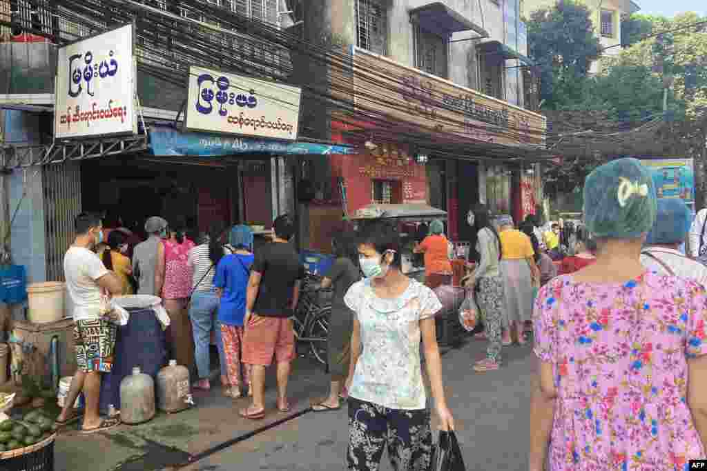 فوجی مداخلت کے بعد میانمار کے شہر ینگون میں خریداری کے لیے دکانوں پر لوگوں کا رش دیکھا گیا۔