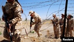 Pejuang perempuan Kurdi Peshmerga dalam latihan militer untuk melawan Negara Islam (ISIS) (18/9). (Reuters/Ahmad Jadallah)