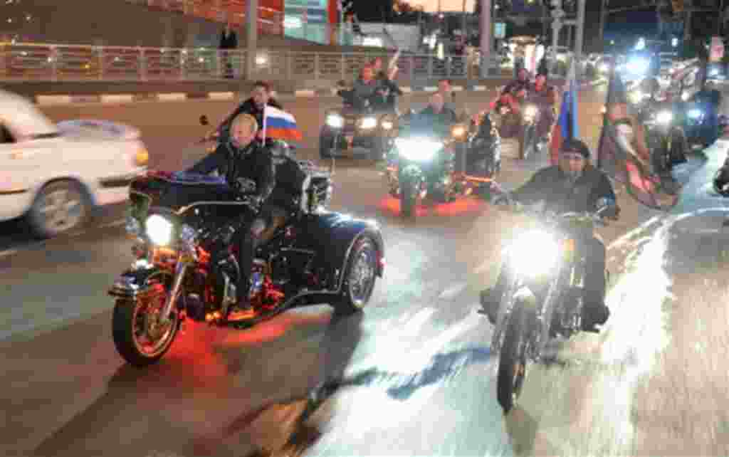 Vladimir Putin tom'o parte de un festival en el puerto del Mar Negro de Novorossiysk, Rusia, conduciendo su Harley Davidson.