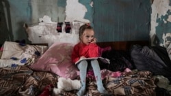 Devojčica u improvizovanom skloništu u Marijupolju
