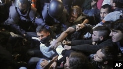Police clash with protestors during a demonstration against austerity measures announced by the Spanish government, at the parliament in Madrid, Spain, September 26, 2012.