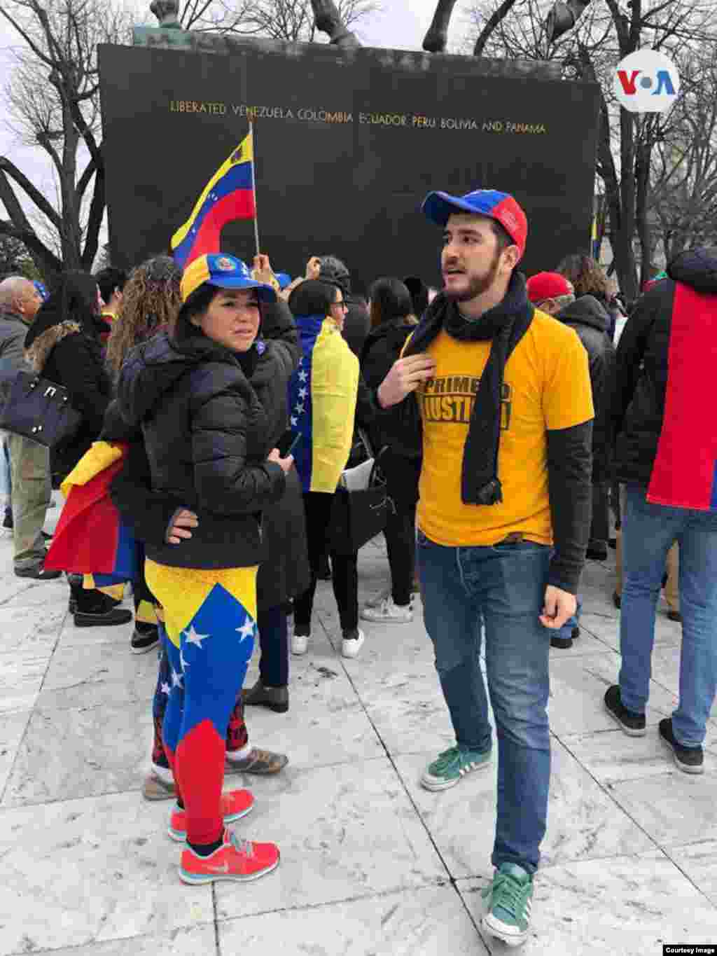 Personas en Washington D.C., la capital de EE.UU., salen a protestar contra el gobierno de Nicolás Maduro y mostrar apoyo a Juan Guaidó.