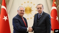 El secretario de Estado de EE.UU., Rex Tillerson (izquierda) estrecha la mano del presidente truco, Recep Tayyip Erdogan, antes de su reunión en Ankara, Turquía, el jueves, 30 de marzo, de 2017.