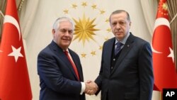 رکس تیلرسون وزیر خارجه آمریکا (چپ) و رجب طیب اردوغان رئیس جمهوری ترکیه (راست)، ۳۰ مارس ۲۰۱۷ - آنکارا 