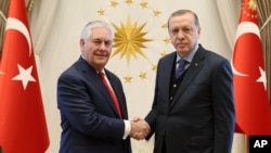 Menlu AS Rex Tillerson (kiri) dan Presiden Turki Recep Tayyip Erdogan sebelum pertemuan di Ankara, Turki, Rabu (30/3).