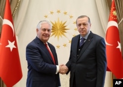 FILE - U.S. Secretary of State Rex Tillerson (left) poses with Turkey's President Recep Tayyip Erdogan before their meeting in Ankara, Turkey, March 30, 2017.