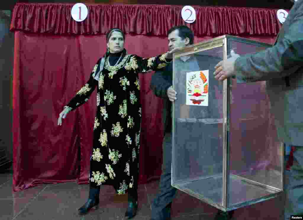 Electoral officials carry a ballot box at a polling station in Dushanbe, Nov. 1, 2013.