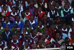Crowds listen to Pope Francis at Kasarani Stadium, Nairobi, Nov. 27, 2015. (L. Rugava/VOA)