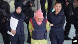 Cô Siti Aisyah, ở giữa, rời Tòa Tối Cao Shah Alam ngày 18/12/2018.
