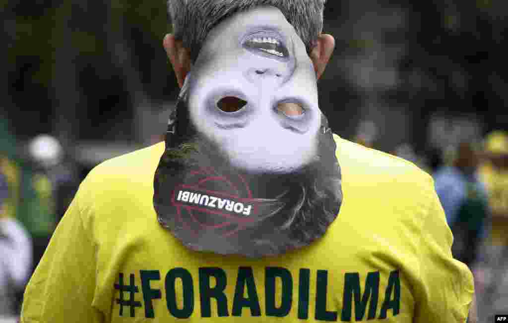 브라질 상파울루에서 지우마 호세프 대통령의 퇴진을 요구하는 대규모 시위가 열렸다. 한 시위 참가자가 호세프 대통령 가면을 목에 걸고 있다.