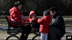 北京公園裡的一家人。隨著中國出生率的下降，北京政府希望勸說人們多生孩子。（2019年2月17日）