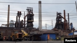 Tanur tiup yang sedang tidak beroperasi tampak di pabrik US. Steel Corp Granite City Works di Granite City, Illinois, AS tanggal 5 Juli 2017 (foto: REUTERS/David Lawder)