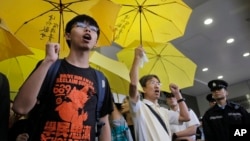 2015年9月2日学生领袖黄之锋(左)在香港法庭外