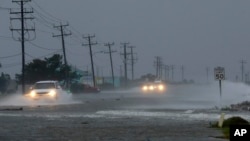 Una carretera en Nags Head, Carolina del Norte, inundada por las lluvias asociadas al huracán Arthur.