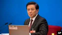 中国全国人大发言人张业遂在北京人大会堂的记者会上（2018年3月4日）