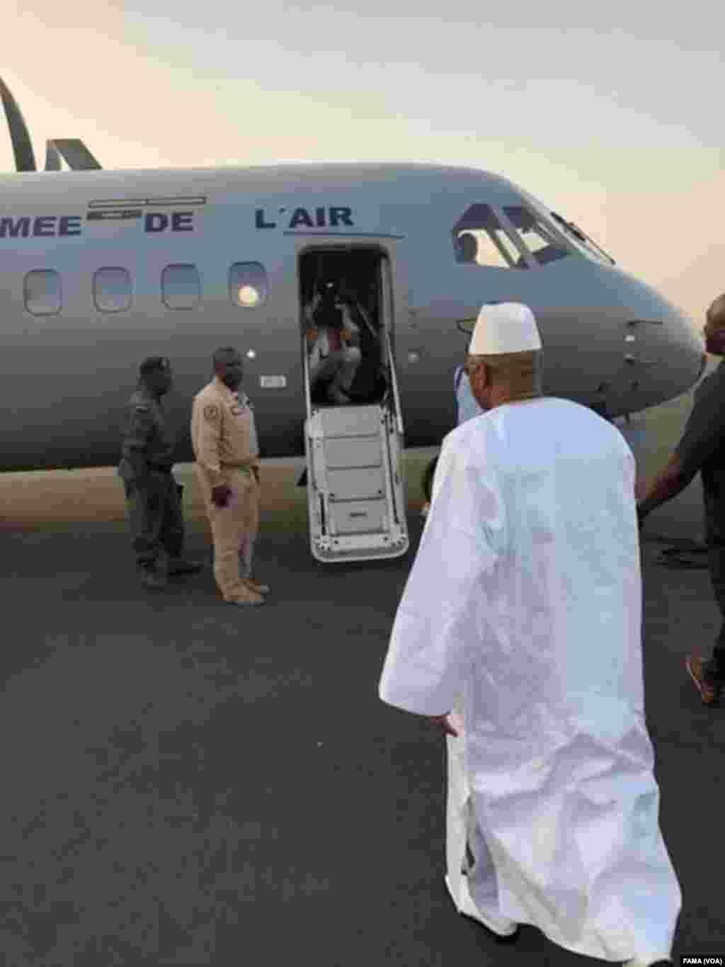 Le Premier ministre malien, Soumeylou Boubeye Maïga, en visite à Tessalit, le 22 mars 2018. (VOA/Kassim Traoré)