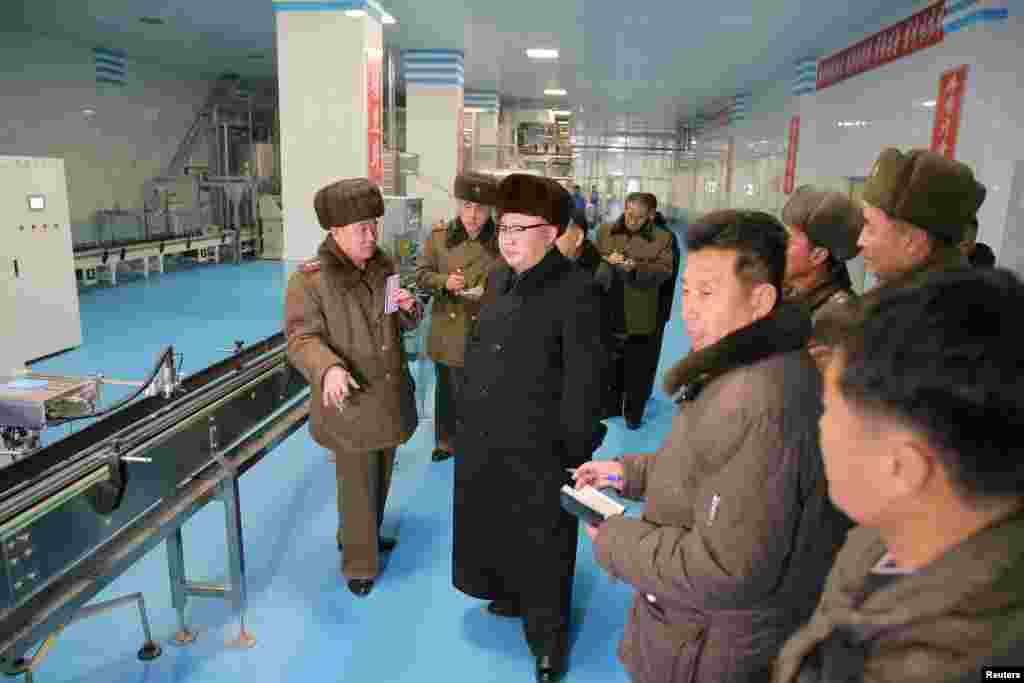 김정은 북한 국무위원장이 금산포젓갈가공공장과 금산포수산사업소를 현지지도했다고 15일 조선중앙통신이 보도했다.