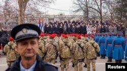 Petugas polisi melakukan parade untuk menandai perayaan hari libur nasional di wilayah otonomi Republik Serb, di Banja Luka, Bosnia Herzegovina, pada 9 Januari 2022. (Foto: Reuters/Antonio Bronic) 