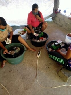 Para ibu memarut kelapa yang akan dibuat menjadi VCO (foto: courtesy).