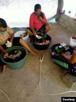 Para ibu memarut kelapa yang akan dibuat menjadi VCO (foto: courtesy).