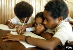 Anak-anak sekolah dasar di Desa Taroi, Bintuni Bay, Papua. (Foto: Dok).