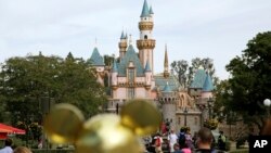 Taman hiburan Disneyland menjadi tujuan wisata keluarga sebelum pandemi (foto: dok). 