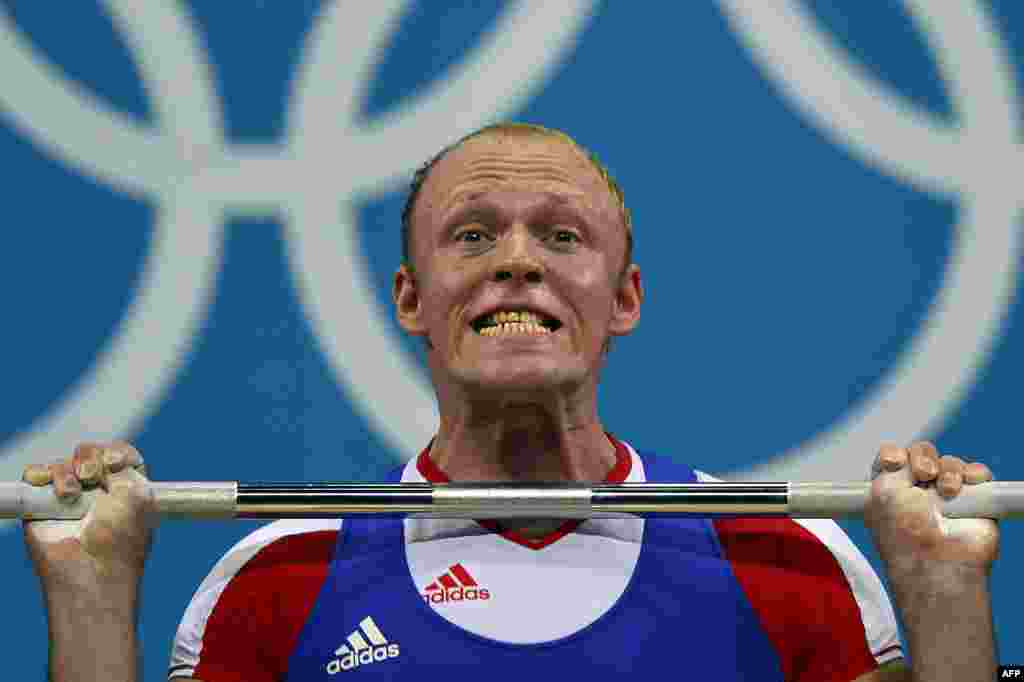 俄羅斯選手德馬諾夫男子94公斤級舉重