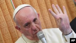 Paus Fransiskus memberikan keterangan kepada wartawan dalam pesawat saat menuju Roma dari Baku, 2 Oktober 2016 (Foto: dok). Rabu (12/10) Paus Fransiskus menyerukan gencatan senjata segera di Suriah. 