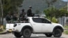 ILUSTRASI - Tentara dan polisi duduk di atas mobil saat berpatroli di Wamena, Papua, 9 Oktober 2019. (Foto: Antara/M.Risyal Hidayat via REUTERS)