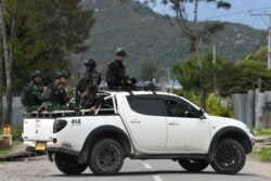 Tentara dan polisi duduk di atas mobil saat berpatroli di Wamena, Papua, 9 Oktober 2019. (Foto: Antara/M.Risyal Hidayat via REUTERS)