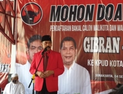 Tokoh PDI Perjuangan, Hadi Rudyatmo saat memimpin prosesi pendaftaran bakal calon Walikota dan Wakil Walikota Solo di Pilkada 2020, beberapa waktu lalu. (Foto: VOA/ Yudha Satriawan)