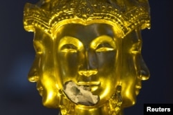 Bức tượng thần Brahma bị hư hại từ vụ nổ chết người tại đền Erawan ở Bangkok, Thái Lan, ngày 20 tháng 8, 2015.