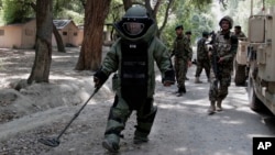 Quân đội Afghanistan dò mình tại Jalalabad, phía đông thủ đô Kabul.