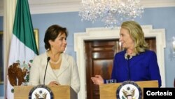 La secretaria de Estado de EE.UU., Hillary Clinton, entregó las declaraciones durante una rueda de prensa junto a la canciller mexicana Patricia Espinosa. [Foto: Departamento de Estado de EE.UU.]