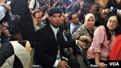 Musisi Ahmad Dhani sebelum pembacaan vonis di Pengaadilan Negeri Jakarta Selatan (28/1) lalu. Dhani dijerat dengan UU ITE.