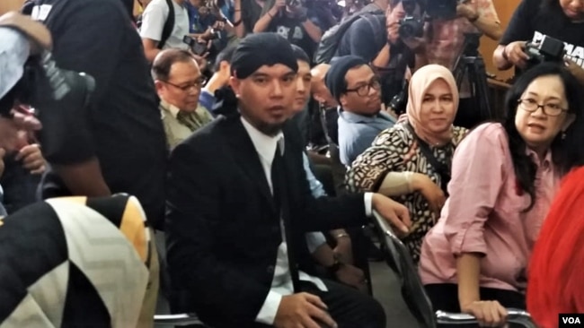 Musisi Ahmad Dhani sebelum pembacaan vonis di Pengaadilan Negeri Jakarta Selatan (28/1) lalu. Dhani dijerat dengan UU ITE.