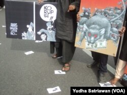 Aksi warga dukung berantas korupsi di Hari Anti Korupsi, Minggu (9/12) (foto: Yudha Satriawan)