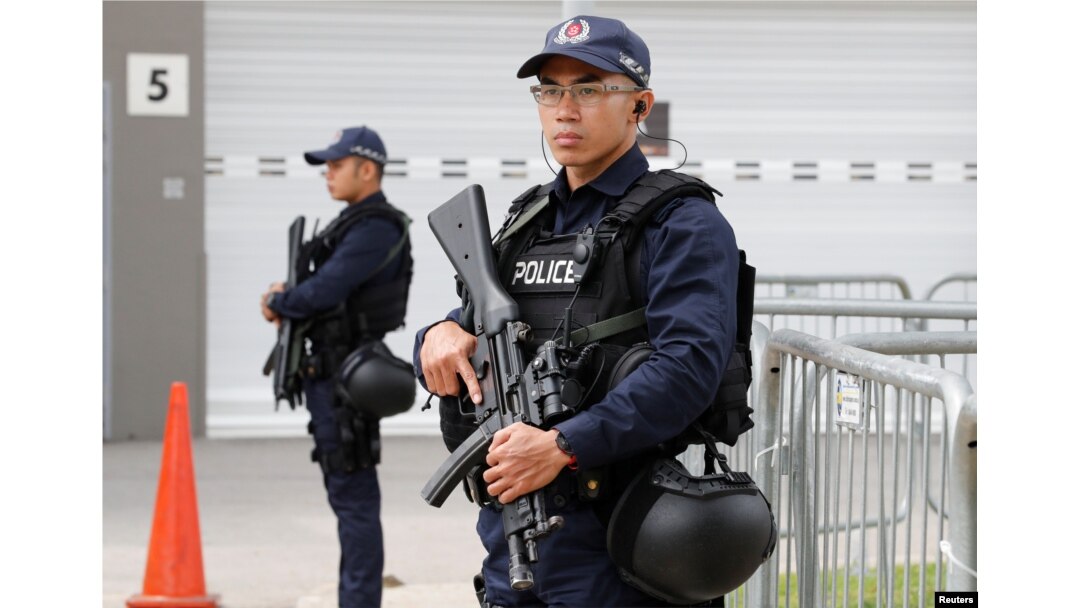 新加坡警察在新加坡的一家媒体中心守卫。